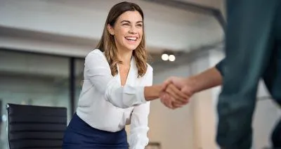 Autoridade x experiência real: qual define o comprador?