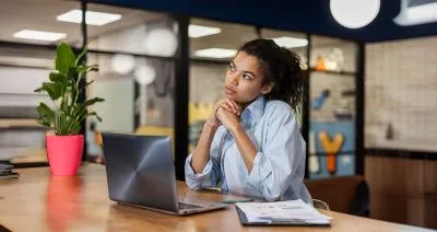 Por que leads altamente educados compram menos?