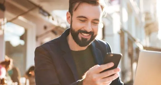 Como conteúdos-resumo semanais influenciam leads indecisos
