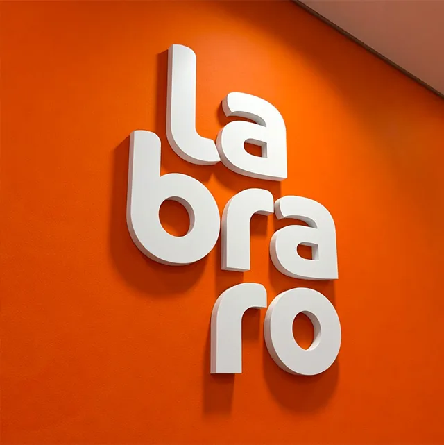 Logotipo Labraro na parede do escritório